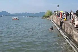 #游客落水西湖保安跳水救人点赞视频封面