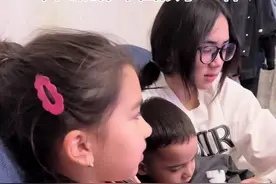 当外国小孩在中国上学后…… 听到外国暑假放3个月时……眼睛都亮了～🤣🤣发出了羡慕的光芒！视频封面