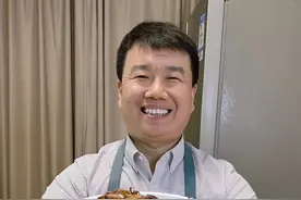 老公下班回家买了海白虾，做蜜汁酥皮大虾吃，外酥里嫩的，酸甜可口，太好吃了#酥皮大虾 #在家做美食 #老公拿手菜