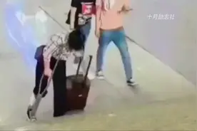 世界原来如此美好。#监控下的一幕 #监控下暖心的瞬间视频封面