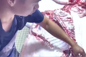 猪肉小哥分割猪肉，给大家科普猪肉各部位名称，非常解压的分肉视频！视频有点长，大家记得支持支持！#阿浩教你选猪肉 #猪肉分割技巧 #正宗土猪肉 #买猪肉怎么挑选好肉 #我要上热门 @DOU+上热门 @抖音短视频 @DOU+小助手