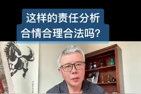 2025年5月，山东青岛李沧区发生一起行人碰撞纠纷案件引发关注。60岁左右的刘某（女）在人行道上边接电话边突然转身，与后方同向行走的王某相撞，导致刘某右股骨胫骨折，构成十级伤残。刘某索赔18.8万元，最终经法院调解，王某赔偿7万元。  一、事件经过与责任划分  1. 事故细节：刘某在无突发状况下突然转身，与后方未保持安全距离的王某相撞。监控显示，刘某转身前未观察后方，而王某虽正常行走，但因距离过近未能及时避让。  2. 责任认定：  ◦ 刘某承担主要责任（70%）：其突然转身行为是事故主因，未尽到合理注意义务。  ◦ 王某承担次要责任（30%）：未与前方行人保持安全距离，未及时观察环境。#原创视频视频封面