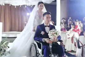 新郎在任务中救人双腿受伤，新娘不顾家人反对，推着新郎走向婚礼殿堂##感人一幕 #祝福一对新人#对你还是爱不够视频封面