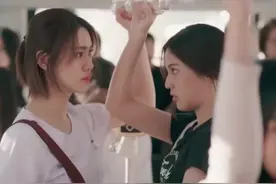 眼神闪烁躲避，生怕一个对视