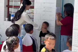 给孩子们量身高 称体重到设计校徽logo 定款式 等待了半个多月 孩子们终于穿上新校服啦！希望他们好好学习 积极向上 像初升的太阳充满活力与希望#山区支教#媛媛老师#90后教师