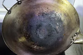 铁锅烧焦黑不用怕，大厨教你一招，3分钟焕然一新，方法简单实用视频封面