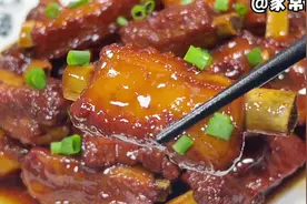 这才是"红烧排骨"简单又好吃的家常做法，颜色红亮，软烂脱骨