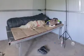 单车骑行中国985天 荒郊野外无人区，捡到一个豪华废弃房，里面竟然有床，太幸运了#骑行中国 #穷游中国 #户外露营 #旅行推荐官 #保持热爱奔赴山海视频封面