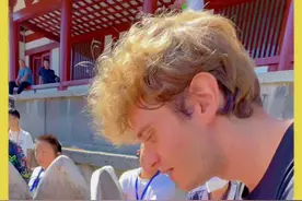 法国小伙到西安游玩，体验传统文化，意外得知了仍收藏在巴黎的中国文物，他的态度是…#长安真是富贵迷人眼 #国风真盛唐梦回华清宫#不看长恨歌枉入夜长安#长恨歌是属于西安独有的浪漫#免签入境带火中国行 @华清宫景区 @陕西文旅视频封面