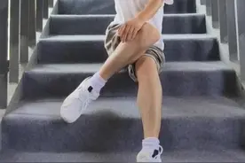 微胖女生楼梯拍照姿势来啦，赶快@闺蜜收藏起来试试吧！#拍照姿势 #拍照技巧 #手机摄影 #自拍杆 #自拍遥控器