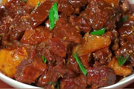 黄焖牛肉酱香浓郁软烂入味不塞牙。在家炖牛肉千万不要直接下锅，那样炖出来又柴又硬，根本咬不动，今天分享我当大厨50年的做法，保证你出来的牛肉像豆腐一样嫩，没牙也能吃#黄焖牛肉视频封面