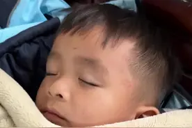 哈吉米脾气有时候也很僵，因为跟妈妈斗嘴说不跟你睡就真的不跟，宁愿自己睡沙发。视频封面