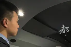 【#第一班京津城际出发前还有一趟不拉乘客的神秘列车  】你知道吗？每天从北京南站发出的最早一班京津城际高铁列车，并不是列车时刻表上的那趟，而是一班查不到车次的列车，车上不搭载乘客，业内人士称为“确认车”。凌晨5点19分，添乘员李文博乘坐的确认车从北京南站发出，抵达天津西站时还不到6点。此时，从北京南站发出的最早一班京津城际列车才能出发。添乘员在确认车上负责确认行车设备状态，虽然没有乘客，但是却载着安全与责任，确保高铁线路的绝对安全。#春运