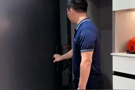 离婚半年了，前期第一次来给孩子送抚养费，我以为她要来找我复合，结果送我一把剪刀这是什么意思？ #万万没想到 #婚姻 #情感