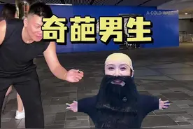男生互相身材打分，男孩子天生就有爱人的能力 大家中秋快乐哦，曼曼会努力带给大家快乐🥰#街头采访 #意想不到的结局 #曼老师视频封面