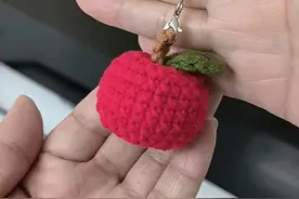 三分钟学会这个迷你小苹果🍎挂件，挂钥匙，挂包包太可爱了，方法很简单哦#手工编织零基础教学 #做手工我是认真的 #教程 #手工 #零基础学钩针