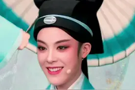 陈丽君手持国家级非遗“西湖绸伞”亮相春晚！获极大好评！视频封面