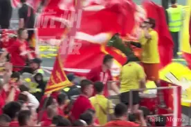 7万球迷现场助威，比赛结束仍在奋力摇旗，喊话国足继续战斗。#国足 #足球视频封面
