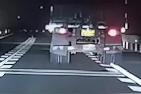 大货车高速上偏离道路，后车狂按喇叭、闪灯提醒，“别睡着了！”给后车司机点赞视频封面