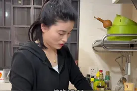 晚上做了全家人都爱的排骨焖饭，儿子吃了两大碗，一岁五个月女儿也吃了一碗，把做法分享出来，家里孩子不爱吃饭的可以试试，真的简单又好吃。#宝妈#记录生活视频封面