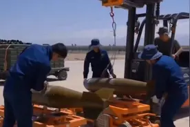 空战实弹射击训练，空军女飞行员驾驶战鹰奔赴靶场！百发百中视频封面