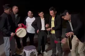 外甥结婚，舅舅在教准备迎亲的小伙子们打锣鼓