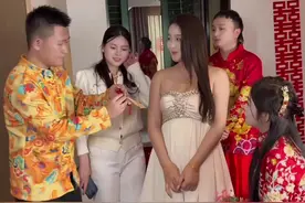 新娘弟弟给伴娘戴花，激动的心颤抖的手视频封面