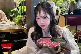 泰国有近千万的潮汕后裔，也有很多潮汕美食，但想找到正宗的潮汕牛肉火锅很难！我来广东就是为了吃上这一口鲜牛肉的呀！#全国各地冬至吃什么 #舌尖上的抖音 #家乡年货腔调 #潮汕牛肉火锅 #外国人被八合里牛肉火锅征服视频封面