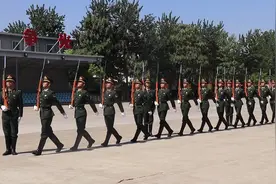 清脆的脚步音 军人走路🚶‍♂️最治愈！ #仪仗队 #军人 #阅兵视频封面