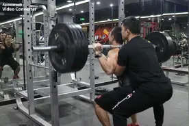 练腿！训练一小时酸痛一礼拜 教练陈伟涛的魔鬼蹲腿课程 vlog 9视频封面