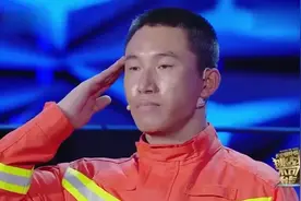 兵哥哥结婚4年，与妻子相见不超20次，再见老婆感动全场视频封面