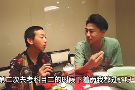 群众演员金角大王过生日，请大伙下馆子吃饭，中途我悄悄把单买了视频封面