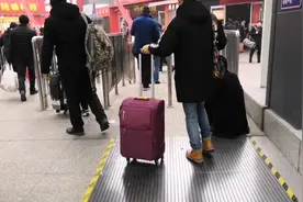 宝妈独自带女儿回老家，倒了三趟地铁，两次出租，一次大巴才到家视频封面