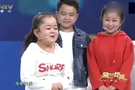 可爱的袖珍夫妻生了个正常宝宝，在外打工一年回家能看两次孩子！视频封面