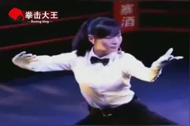 女裁判擂台露一手后，才知道原来是没对手，才会来当裁判的
