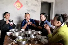 舅舅要去外地务工全家人为他饯行，父子三人车站告别让人泪目视频封面