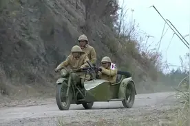 鬼子骑着三轮摩托追击八路军，机枪扫射火力太猛，八路暂避锋芒视频封面