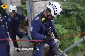 平民英雄：上山下海无所不能！这个厦门曙光救援队究竟什么来头？视频封面