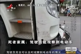电动车在与大车相继转弯时，却突然变向，导致事故发生母亲被碾压视频封面