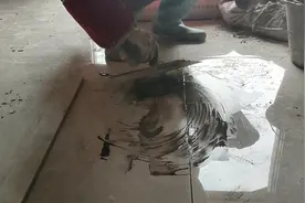 原来地面瓷砖空了处理这么简单，新房老房都用得上，学会了没？视频封面