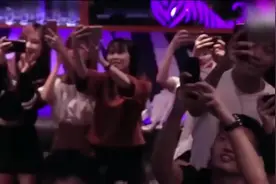 在KTV唱歌，突然原唱明星出来了和你一起唱，是什么体验视频封面