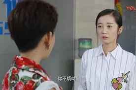 福星盈门：前台美女站累了，脱掉高跟鞋，总裁发话：明天加个椅子视频封面
