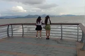 深圳人才公园网红打卡的地方，全是海景中途还遇到一辆无人巡逻车