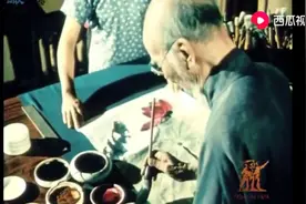 95岁齐白石晨起画荷花，自创“红花墨叶”法视频封面