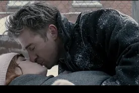 电影：小情侣雪地拥吻，完事还打雪仗，太甜了视频封面